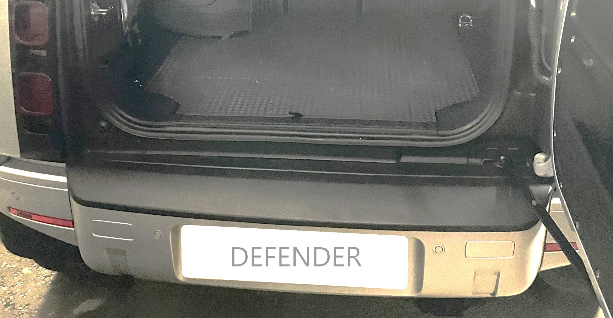 RGM REARGUARD FITS LANDROVER DEFENDER 2020-2026 Silver/Black/Gloss Black/Carbon Fiber Pattern - Image 2