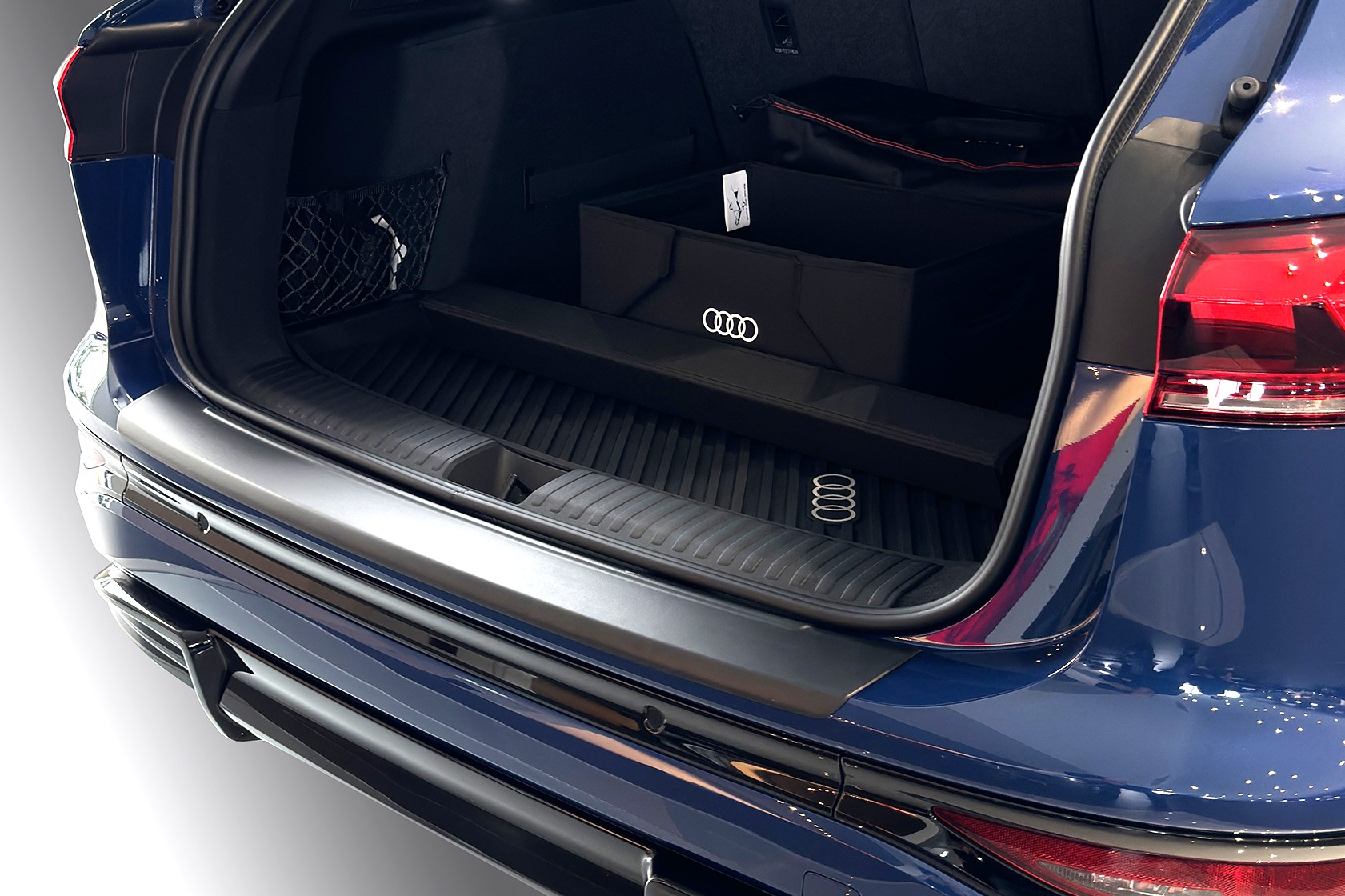 RGM REARGUARD FITS AUDI Q6 E-TRON 2025-2026 Silver / Carbon Pattern / Gloss Black / Black - Image 3